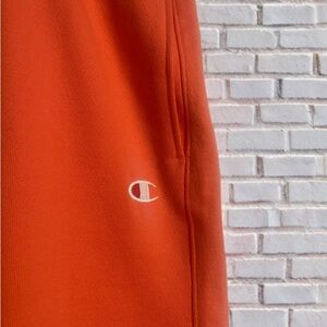 CHAMPION JOGGERS
VINTAGE WASH REVERSE WEAVE
Men – Burnt Orange